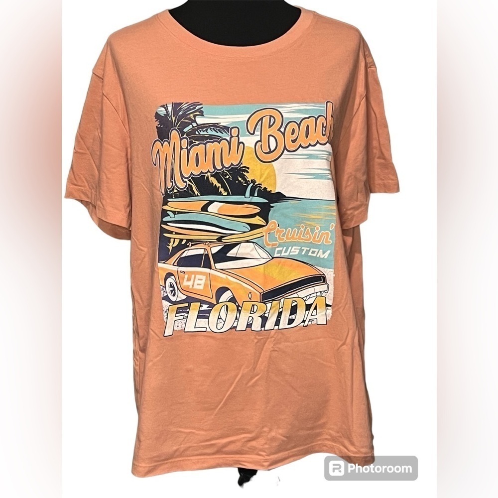 FREE KISSES GRAPHIC TEE